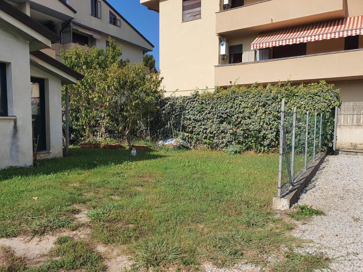 La Casetta Di Silvia Mommio Exterior photo
